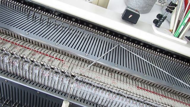 Закрытие резинки 2х2 через иглу на машине смотреть онлайн