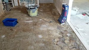 КАК РАЗЛИТЬ НАЛИВНОЙ ПОЛ своими руками видео РАСХОД наливного пола.