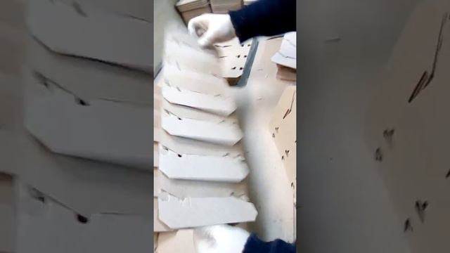 В этом видео вы увидете, как собирать переплёты в коробки для бутылок и банок. смотреть онлайн
