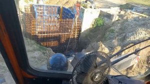 Автокран Клинцы КС-55713-6К-3 выполняет работу в стесненных условиях.