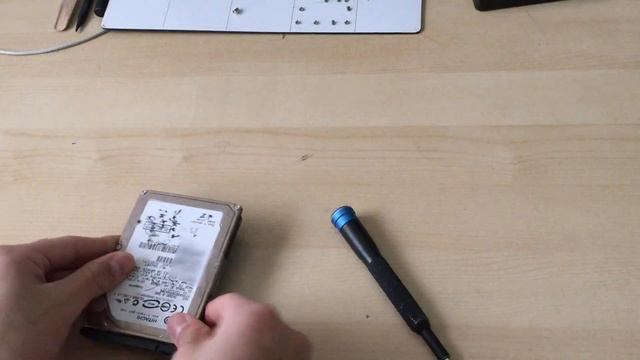 How to remove/replace the hard drive in a 2011 MacBook Pro 17" смотреть онлайн