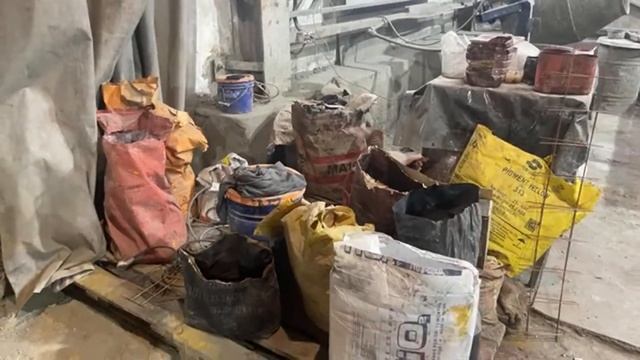 Расформовка гладкой тротуарной плитки отлитой в цвете «Белый мрамор» смотреть онлайн