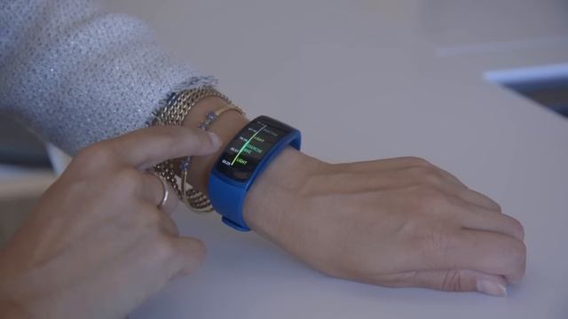 Samsung Gear Fit 2 activity tracker review смотреть онлайн