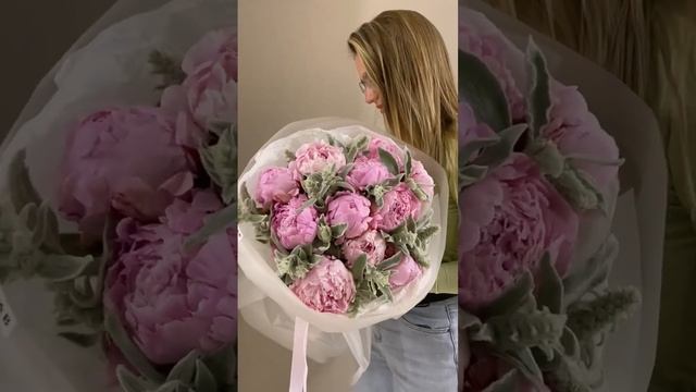 Авторский стандартный букет из пионов с зеленью - Обзор смотреть онлайн