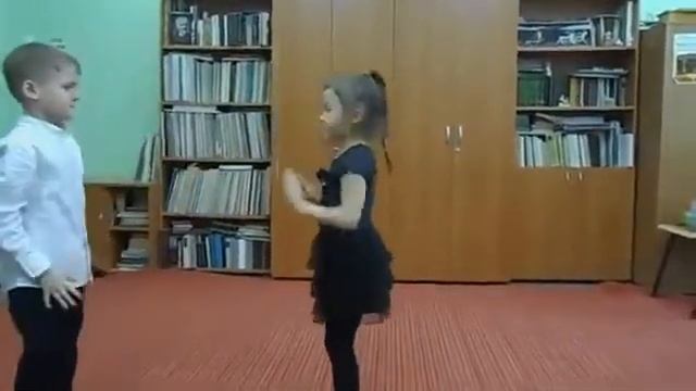 Слоненок. Танец . 1 класс НСМШ смотреть онлайн