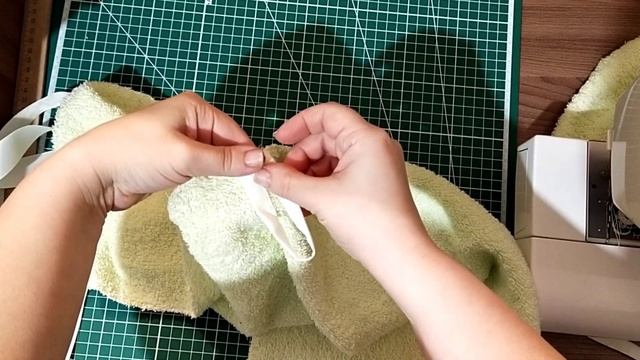 Обработка края махровой ткани на полотенце. Пришивание петельки. смотреть онлайн
