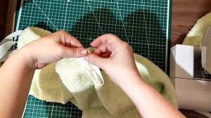 Обработка края махровой ткани на полотенце. Пришивание петельки.
