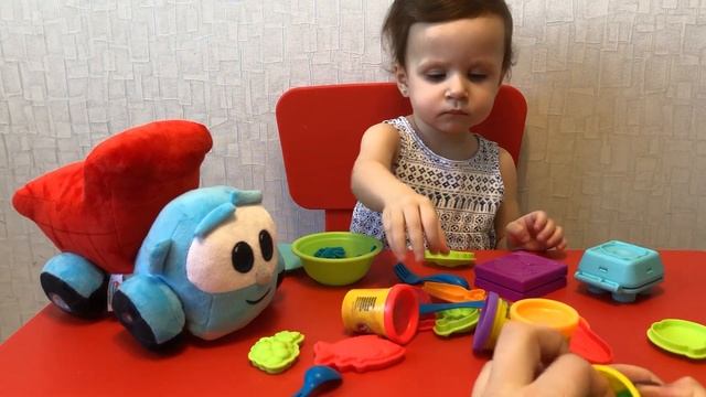 СОФИ И ГРУЗОВИЧОК ЛЕВА ИГРАЮТ В ПЛАСТИЛИН PLAY-DOH // SOFI AND LEO THE TRUCK PLAY WITH PLAY-DOH смотреть онлайн