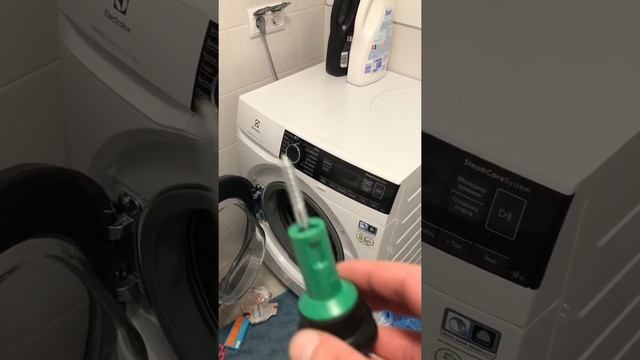 Не забудьте выкрутить транспортировочные болты перед первым запуском стиральной машинки смотреть онлайн