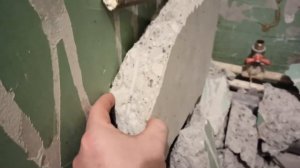Ломаю стены в туалете ванне, без перфоратора без шума и пыли.