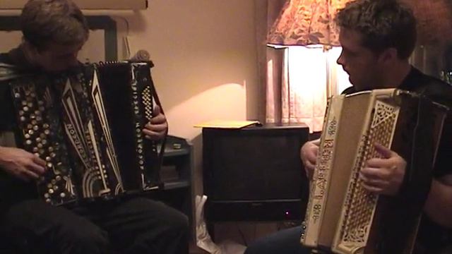 Anders Larsson & Jon H. Kvamme performing "Dans på Tuftehaugen" by Peder Gulmoen смотреть онлайн