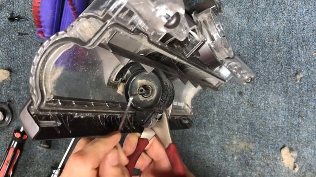 Repairman shows How to properly clean your Dyson cleaner head DC40, DC41, DC65, UP13, UP14 смотреть онлайн