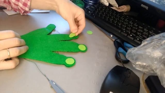 Как сшить лапки лягушки к карнавальному костюму Лягушка своими руками.