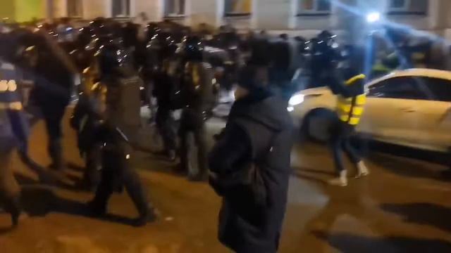 Кодовая фраза, по которой полицейские отличают сотрудников от людей в штатском смотреть онлайн