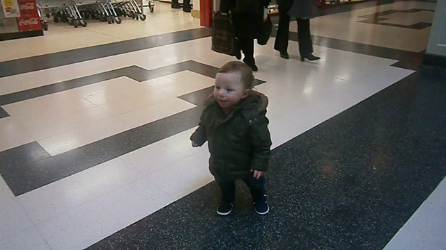 Kai Having A Wander Through The Wellgate In Dundee смотреть онлайн