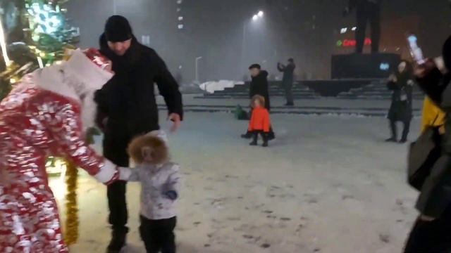 Елка на площади Ауэзова. г.Семей. смотреть онлайн