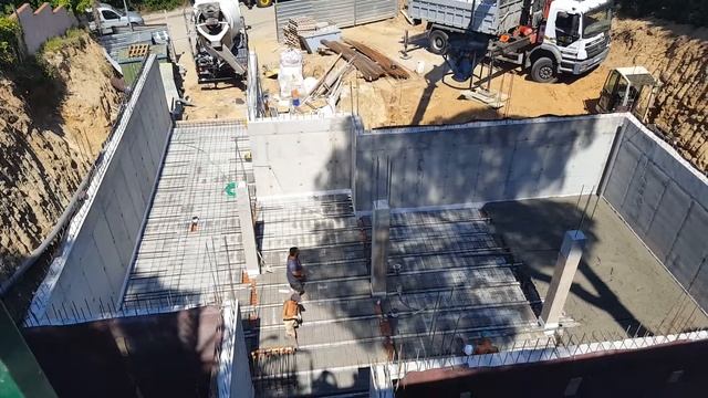 Цокольный этаж и заливка санитарного покрытия. Нижний дом смотреть онлайн