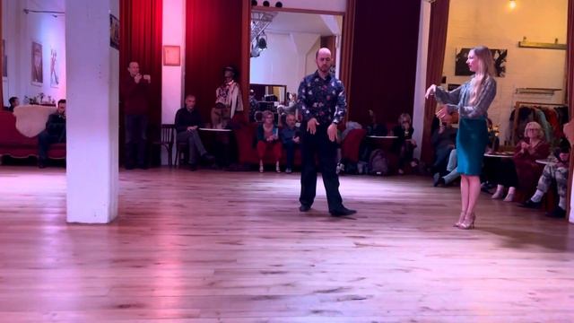 Bailar los silencios. Slow dancing to the mood, not to the beat. смотреть онлайн