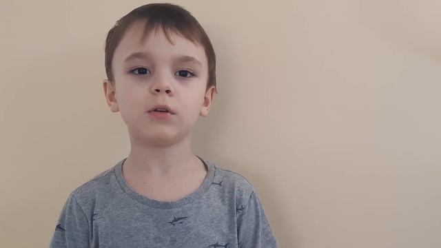 Стихи Р. Рождественского "На земле безжалостно маленькой.. " читает Иван, 4 года смотреть онлайн