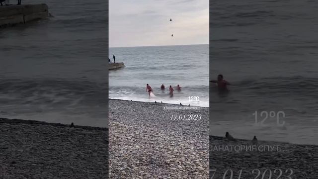 Купание в Черном море зимой смотреть онлайн
