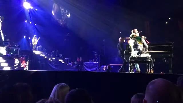 Guns N' Roses cover Layla outro Los Angeles Forum 11/29/2017 смотреть онлайн