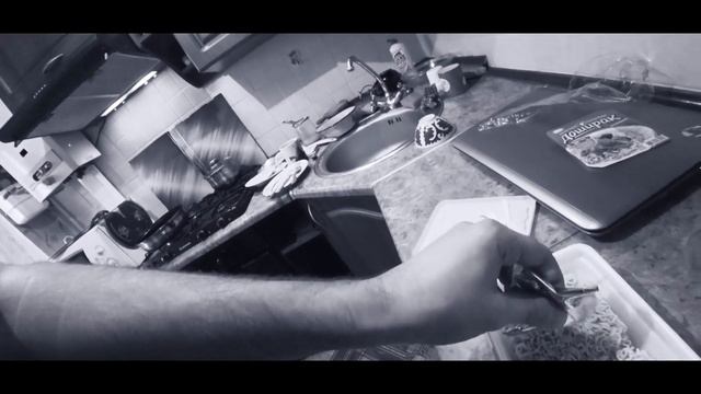 ВПЕРВЫЕ В ЖИЗНИ ПРОБУЮ ДОШИРАК! смотреть онлайн