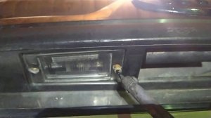 Лайфхак по откручиванию прикипевших винтов плафоне освещения номерного знака.