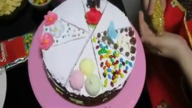 Видео урок "Как украсить пирожное фабричными полуфабрикатами" смотреть онлайн