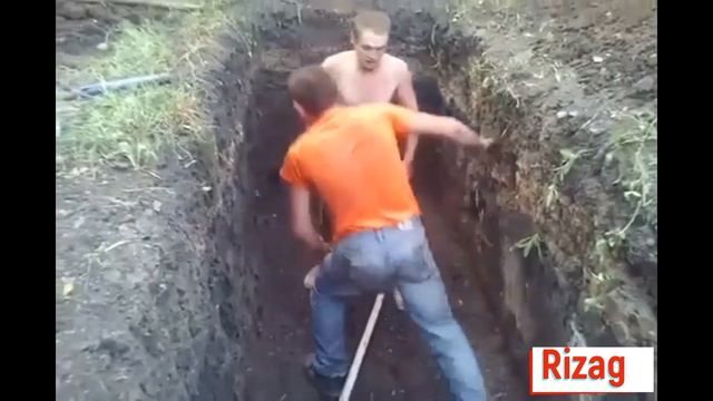 АЛКАШИ ДЕРУТСЯ В ЯМЕ И НА ЛУЖАЙКЕ ПОДРУЖАЙКЕ смотреть онлайн