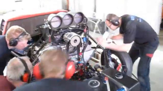 Adam Flamholc is starting up his Camaro Pro Mod car. смотреть онлайн