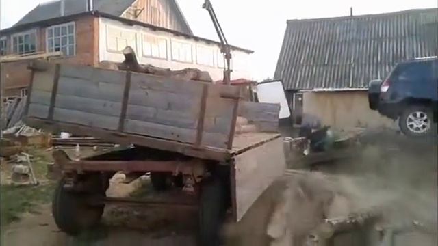 Малыш Беларус МТЗ-320 осилил полную телегу бревен смотреть онлайн