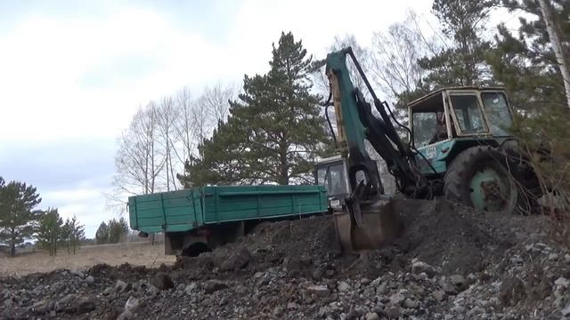 ЭКСКАВАТОР ЮМЗ 6кл погрузка старого щебня в прицеп МТЗ 82 1 смотреть онлайн