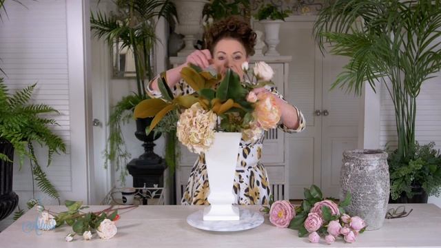 Flowers in a Moment: Vintage Blush– roses, peony with hydrangea foliage смотреть онлайн