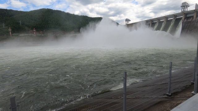 Сброс воды на Красноярской ГЭС / 4К GoPro8 смотреть онлайн