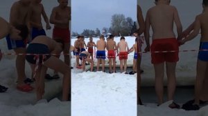 Дети купаются в проруби