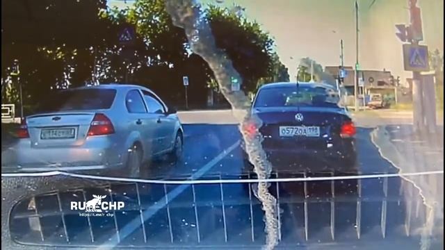 Two cars crash into truck in Tver, Russia смотреть онлайн
