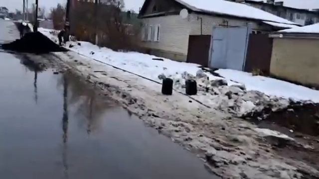 В Вольске тротуары укладывают в снег смотреть онлайн