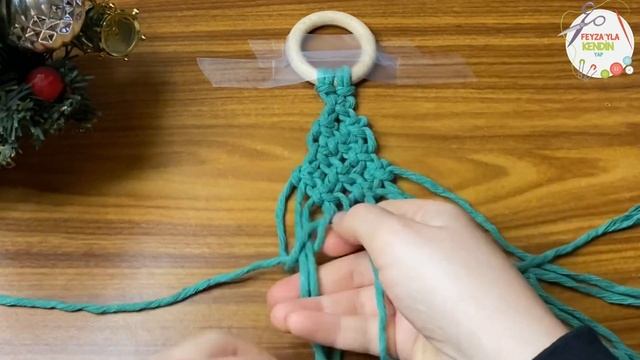 Yılbaşı Çam Ağacı Süs ve Anahtarlık Yapımı (MAKROME) MACRAME CHRISTMAS TREE TUTORIAL | Macrame diy смотреть онлайн