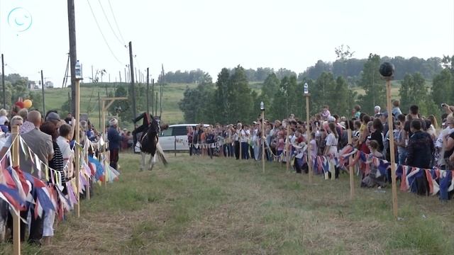 Гармонь поёт под колокольный перезвон. В "Заволокинской деревне" построили звонницу смотреть онлайн
