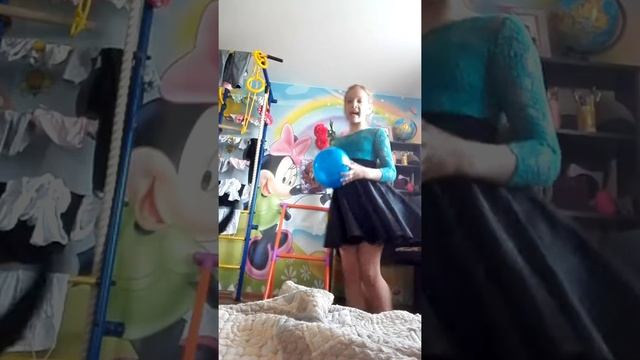 Игра. Я и мой щенок Кэрри играем в шарик смотреть онлайн