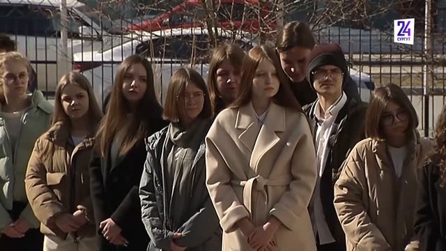 В одной из школ Югры подняли флаг России смотреть онлайн