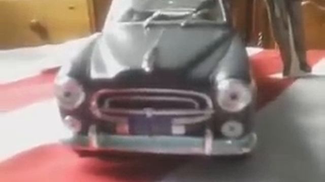 Peugeot 403 Columbo and Dog Car Rare 1/18 смотреть онлайн