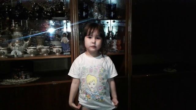 Девочка читает басню "Стрекоза и муравей"(Сабина,4 года) смотреть онлайн