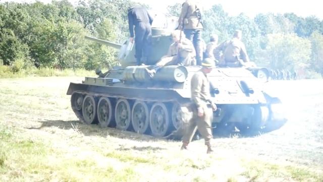 WW2 Soviet T34-85 Battle Tank - Up Close смотреть онлайн