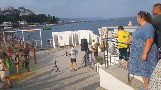 Море Алушты. Шоу у пляжа. смотреть онлайн