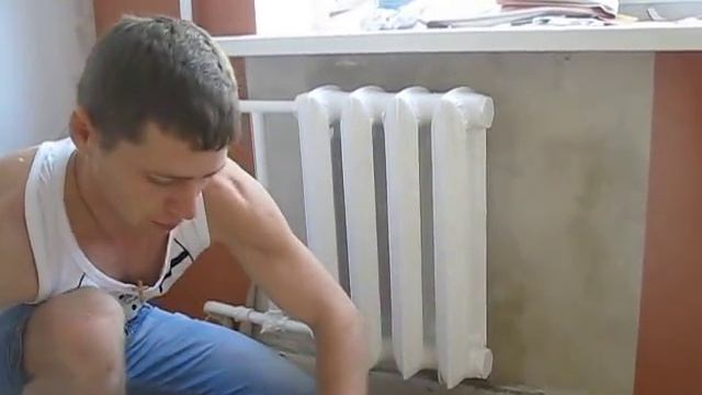 Оклейка обоями-стена с окном и стационарной батареей. смотреть онлайн