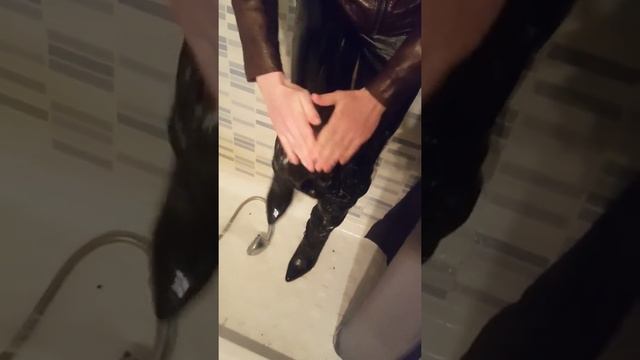 087 Bathing in leather clothing (купание в кожаной одежде) смотреть онлайн