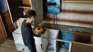 Как выставить нижний ряд кухонного гарнитура. Сборка кухни из Леруа Мерлен своими руками