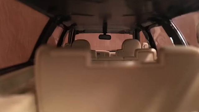 Slide show of a scale 1:18 2001 Chevy suburban LT смотреть онлайн