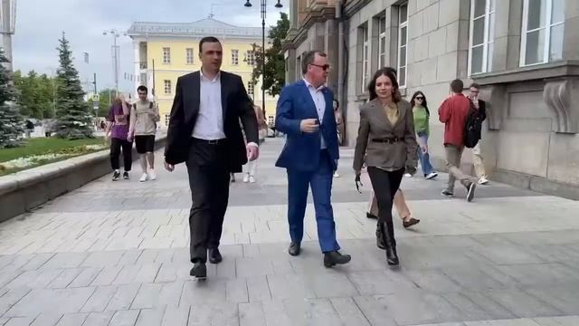 Глава Ростуризма Зарина Догузова. Прогулка по центру Екатеринбурга. смотреть онлайн